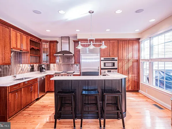 5448 Edsall Ridge Pl, Alexandria, VA 22312