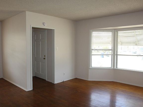 4th image of 5850 Dunrobin Ave