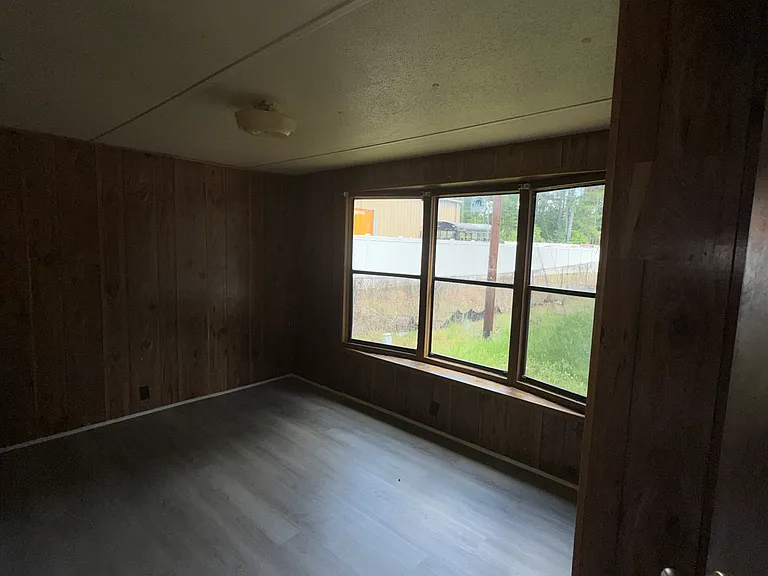 115 Goddard Ln — Photo 3