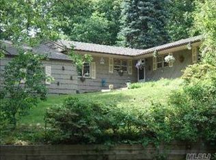 7 Sorrel Hill Ct, Melville, NY 11747