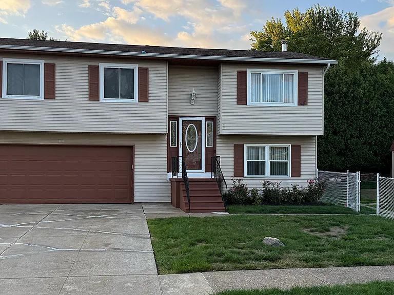 2062 Asheboro Dr — Photo 1