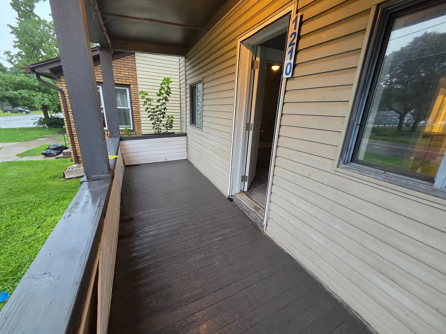 Lower 2 bedroom unit East Side — Photo 2