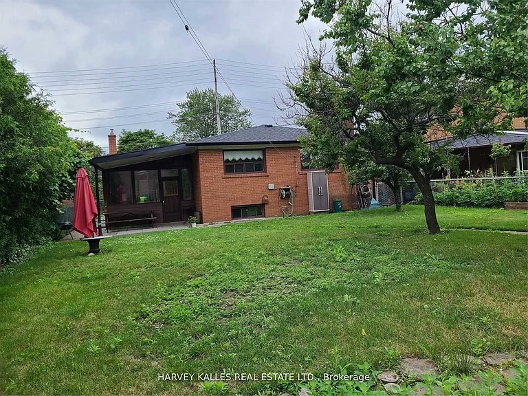 2379 Hensall St #LOWER — Photo 15
