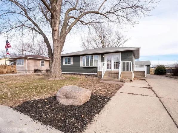 116 S P St, Indianola, IA 50125