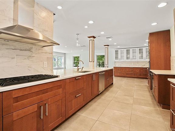 4th image of 34 Tuckahoe Ave