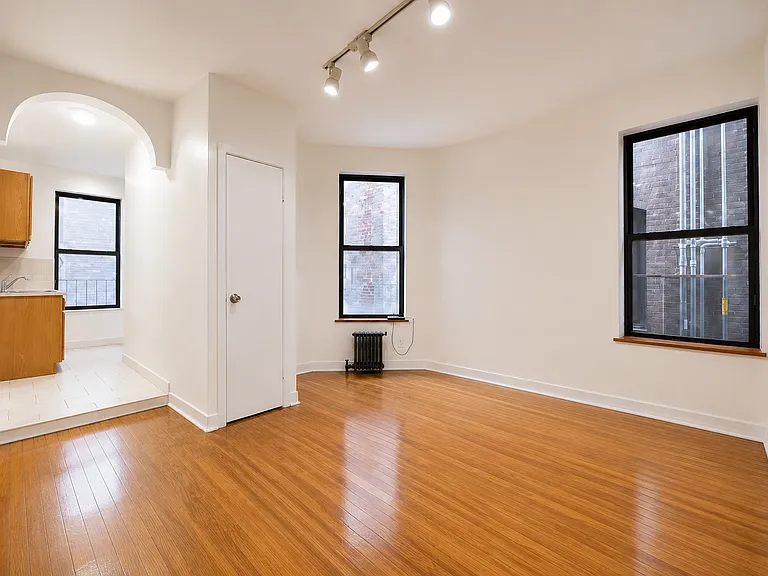3133 Broadway #6 — Photo 3