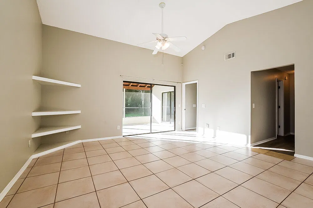 3 bed, 2.0 bath, 1379 sqft, $2,185 — Photo 3