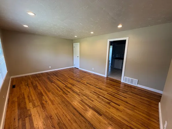 7617 Lillian Ave, La Vista, NE 68128