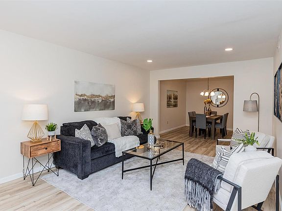4th image of 1039 Woodgate Dr