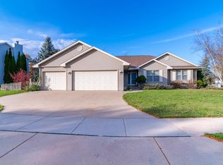 385 Windingbrook Dr, Oshkosh, WI 54904
