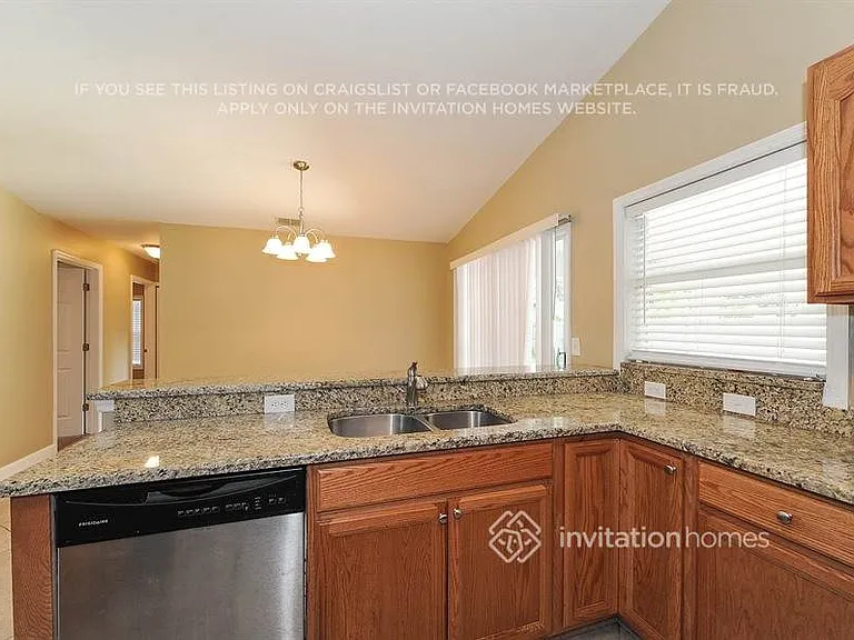 4526 Windsor Ct E — Photo 8