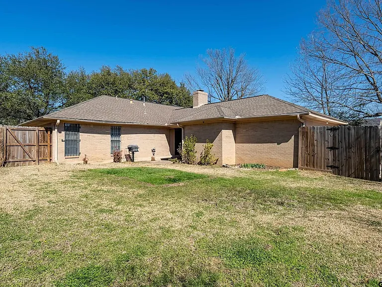 310 Carriage Dr — Photo 15