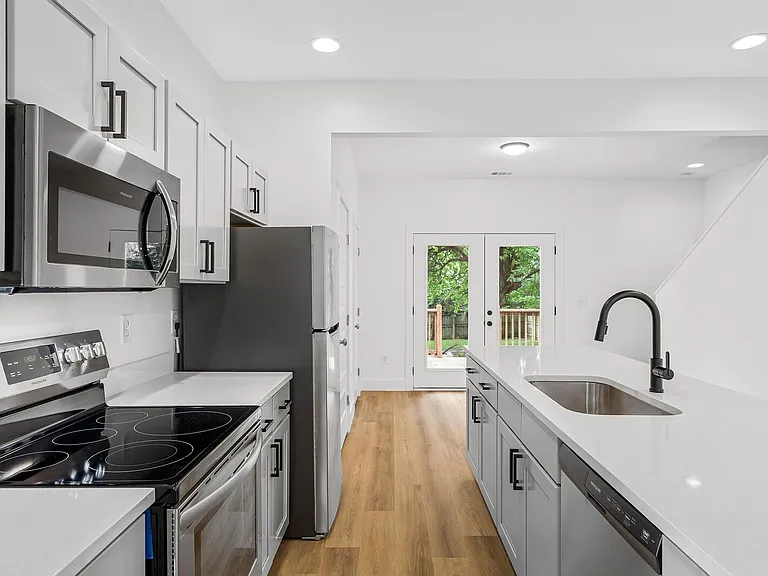530 Raymond St — Photo 8