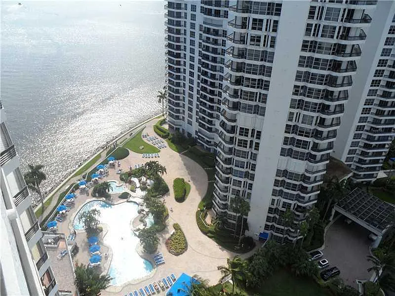2 bed, 1100 sqft, $3,400 — Photo 3