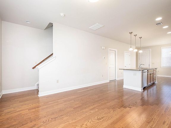 5th image of 121 Irving Ave APT J
