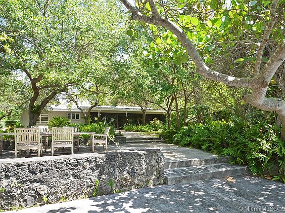 2nd image of 5520 Banyan Dr