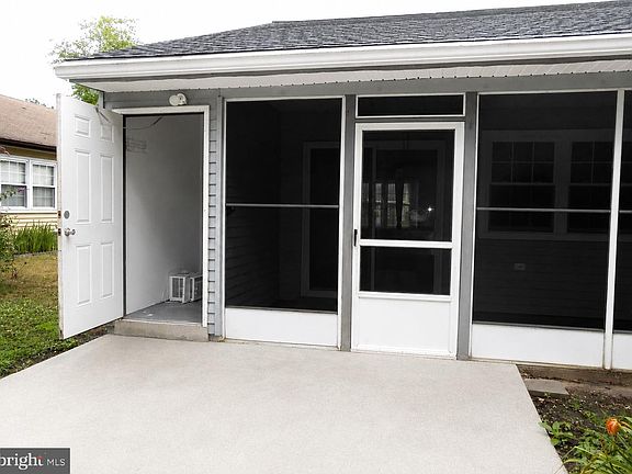 5th image of 220 Lexington Dr