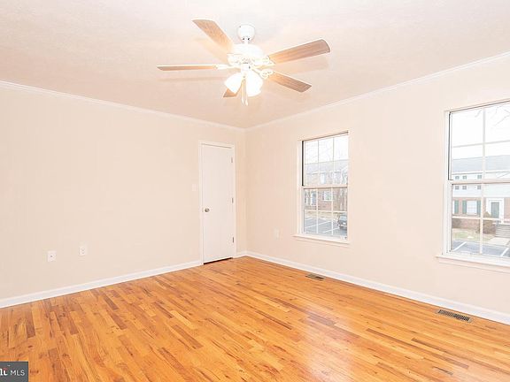 4th image of 215 Parkside Dr