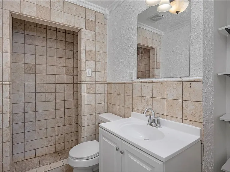 2202 Brook Ave — Photo 17