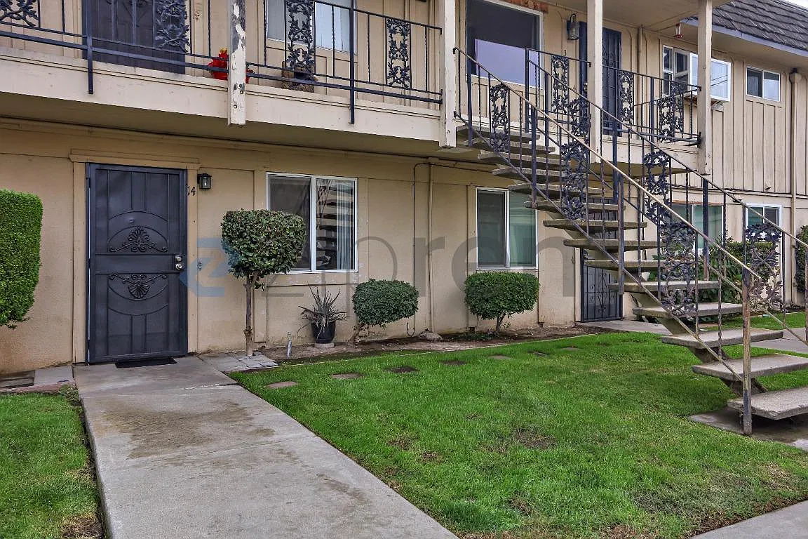 2420 Oxford Way — Photo 1