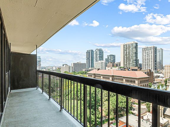 5th image of 33 W Delaware Pl APT 14F