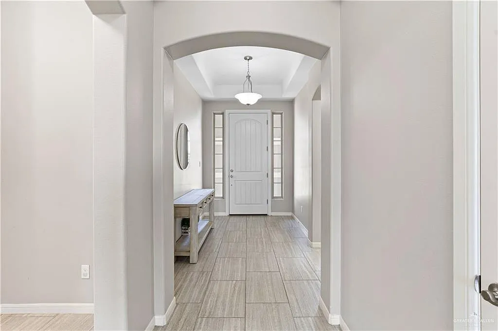 4 bed, 2.5 bath, 2208 sqft, $2,600 — Photo 3