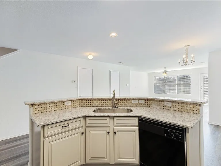 7405 Howling Coyote Ln — Photo 9
