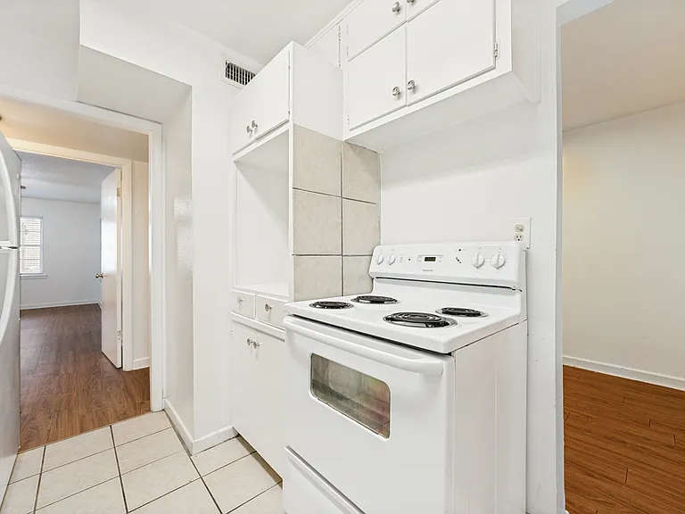 517-523 S Travis St #3 — Photo 8