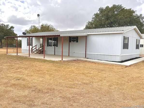 979 Tommy Lane, La Vernia, TX 78121