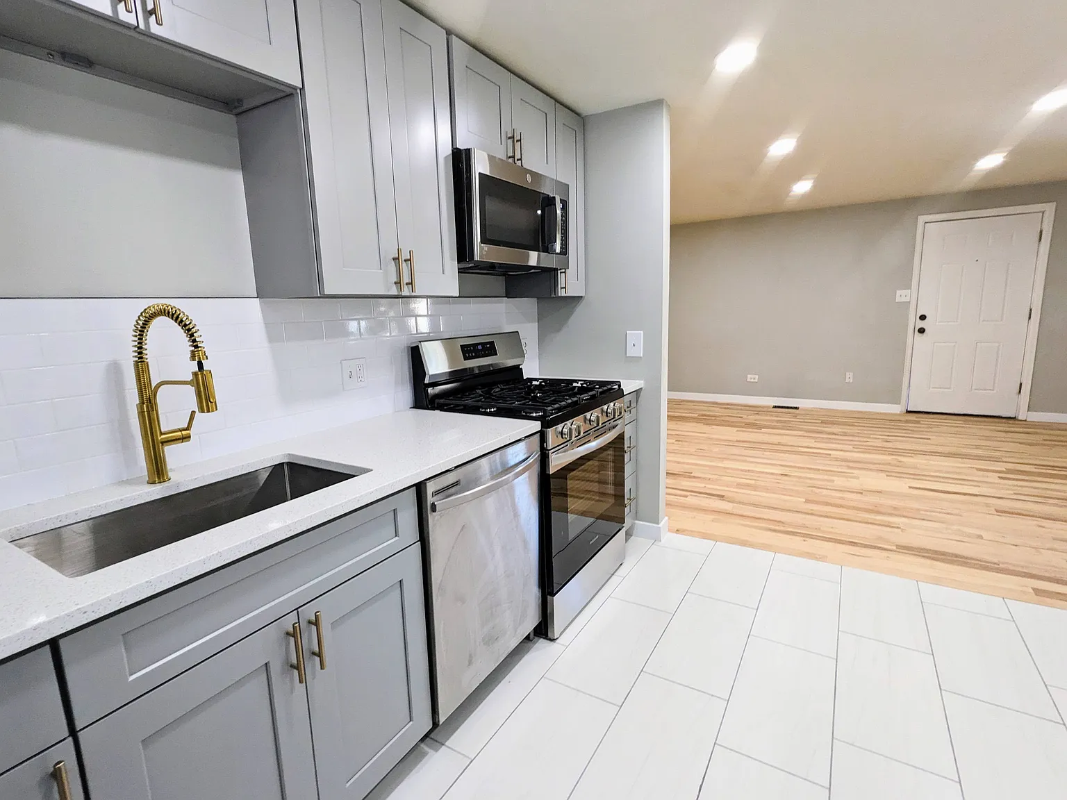 2 bed, 918 sqft, $2,200 — Photo 2