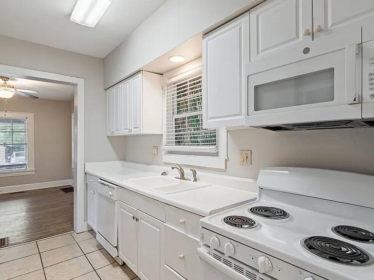 3 Bedroom / 2 Bathroom House in Glen Iris — Photo 1