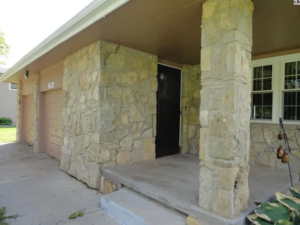 1621 Suncrest Dr, McPherson, KS 67460