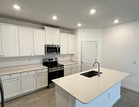 4 bed, 2040 sqft, $2,099 — Photo 4