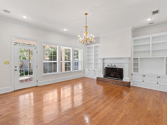 3rd image of 122 Cabell Dr