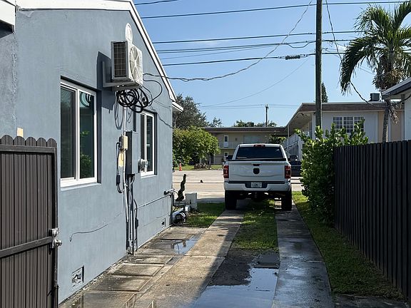 5th image of 2649 Johnson St