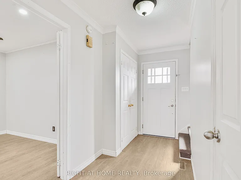 39 Martindale Cres — Photo 3