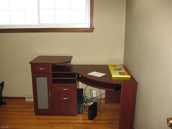 4th image of 833 Elmwood Ave