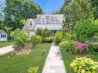 2 Gloucester Ct, Great Neck, NY 11021