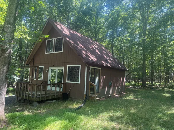 2111 Spring Dr, Bushkill, PA 18324