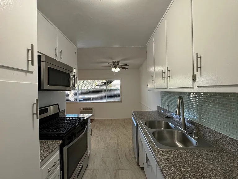 11330 Ohio Ave — Photo 13