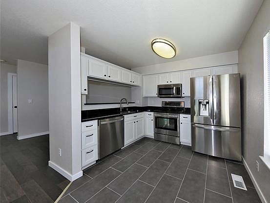 Kitchen: 11 x 14