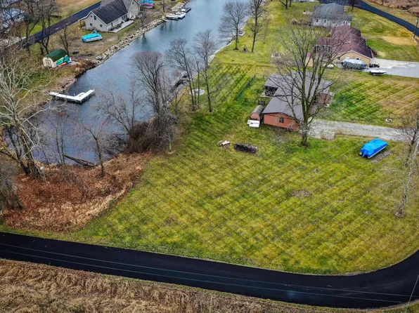 E 625 S, Wolcottville, IN 46795