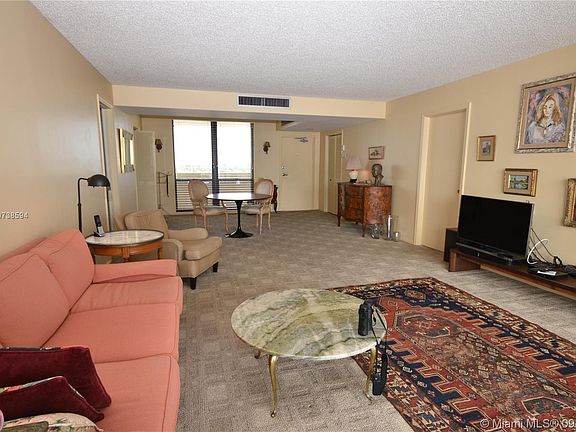 3rd image of 132 Lakeshore Dr #Penthouse 17