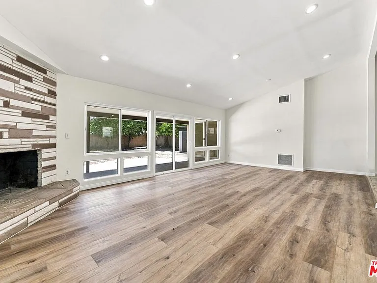 15920 Gledhill St — Photo 27