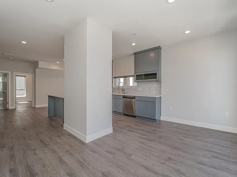 4526 1/2 Saint Charles Pl — Photo 23