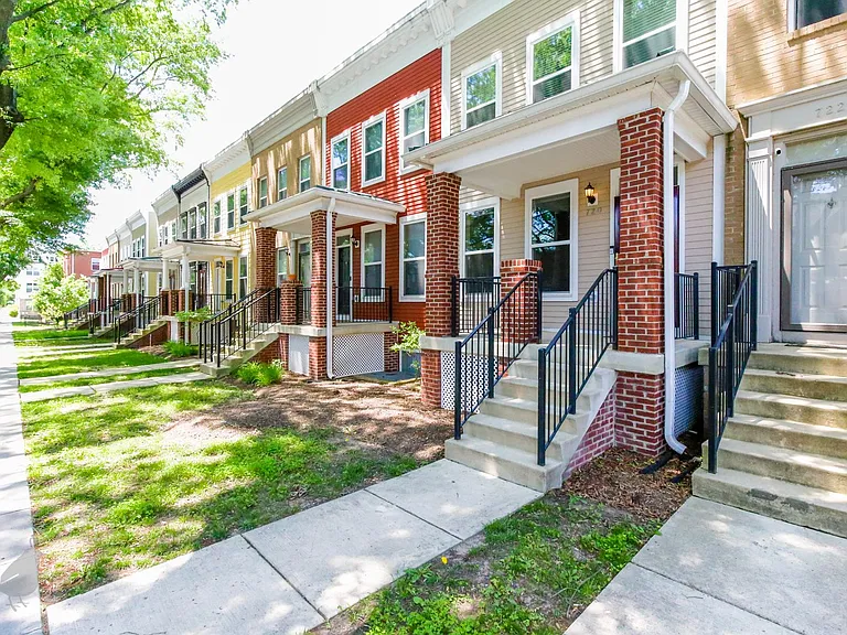 720 Barnes St NE — Photo 1