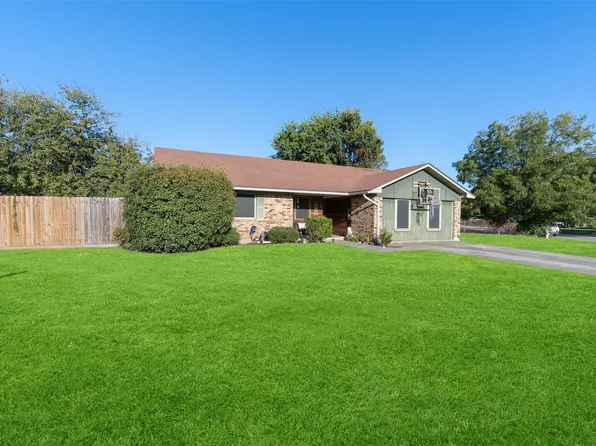 908 Dover Dr, Gainesville, TX 76240