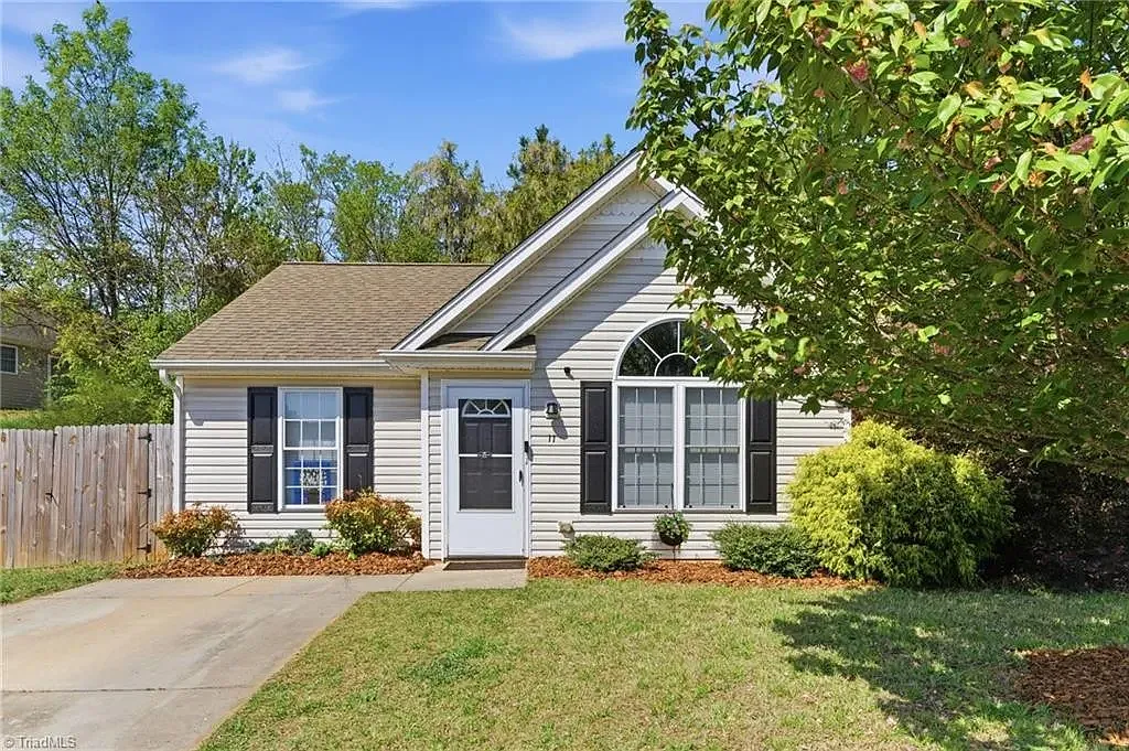 3 bed, 1100 sqft, $1,900 — Photo 1