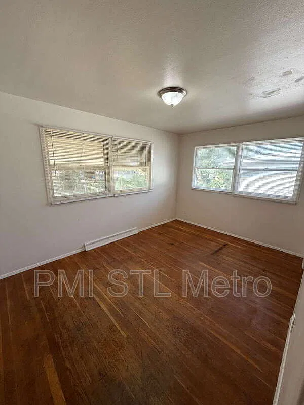 3 bed, 1.0 bath, 960 sqft, $1,300 — Photo 3