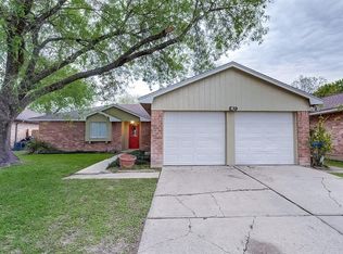 2423 Heritage Bend Dr, Webster, TX 77598